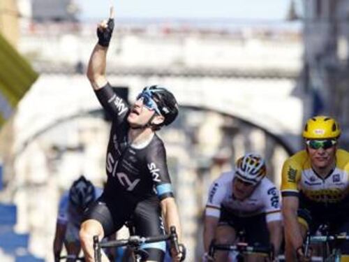 Giro: sprint vincente di Viviani Matthews nuova maglia rosa