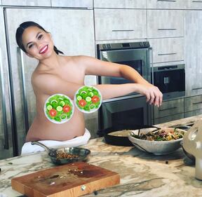 Chrissy Teigen, topless e incinta mentre cucina 1