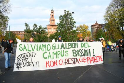 Milano, manifestazione globale per il clima. Il corteo attraversa la città 3