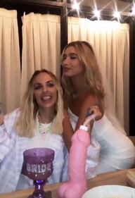 Hailey Baldwin festeggia l'addio al nubilato a Los Angeles 6