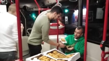 Roma, venditore abusivo di cornetti su bus Atac