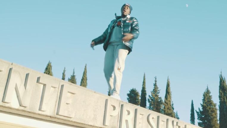 Sfegio del rapper: cammina sul sacrario di Redipuglia