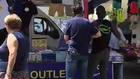 Pisa, immigrato fa campagna per sinistra e insulta l’Italia: "Popolo di mafiosi di m…"