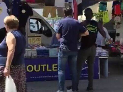 Pisa, immigrato fa campagna per sinistra e insulta l’Italia: "Popolo di mafiosi di m…"