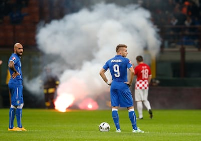 Fumogeni in campo, partita sospesa 4