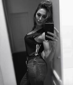 Anna Tatangelo bollente in costume 3