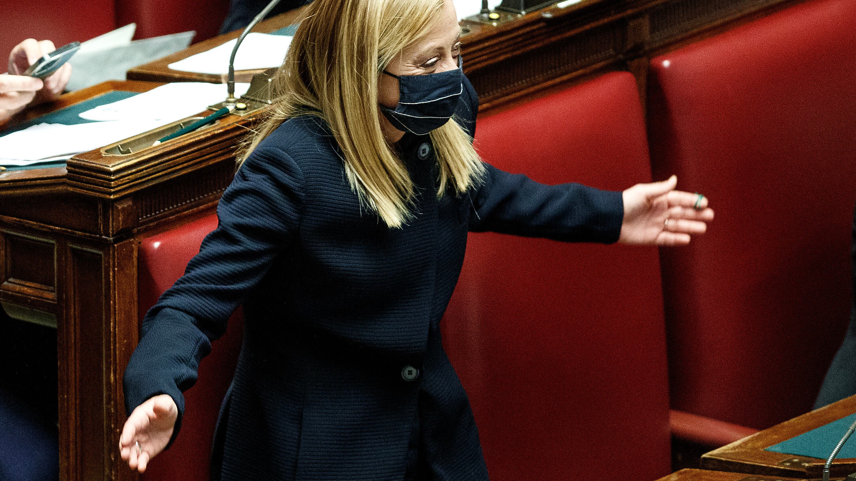 "Vestito nero...". L'attacco alla Meloni è un clamoroso autogol