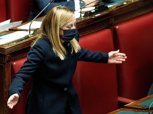 "Vestito nero...". L'attacco alla Meloni è un clamoroso autogol