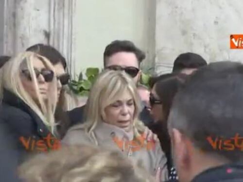 Il dolore di Rita Dalla Chiesa ai funerali di Frizzi