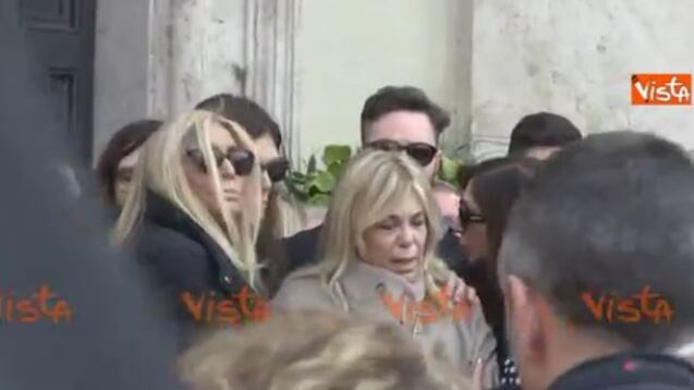 Il dolore di Rita Dalla Chiesa ai funerali di Frizzi