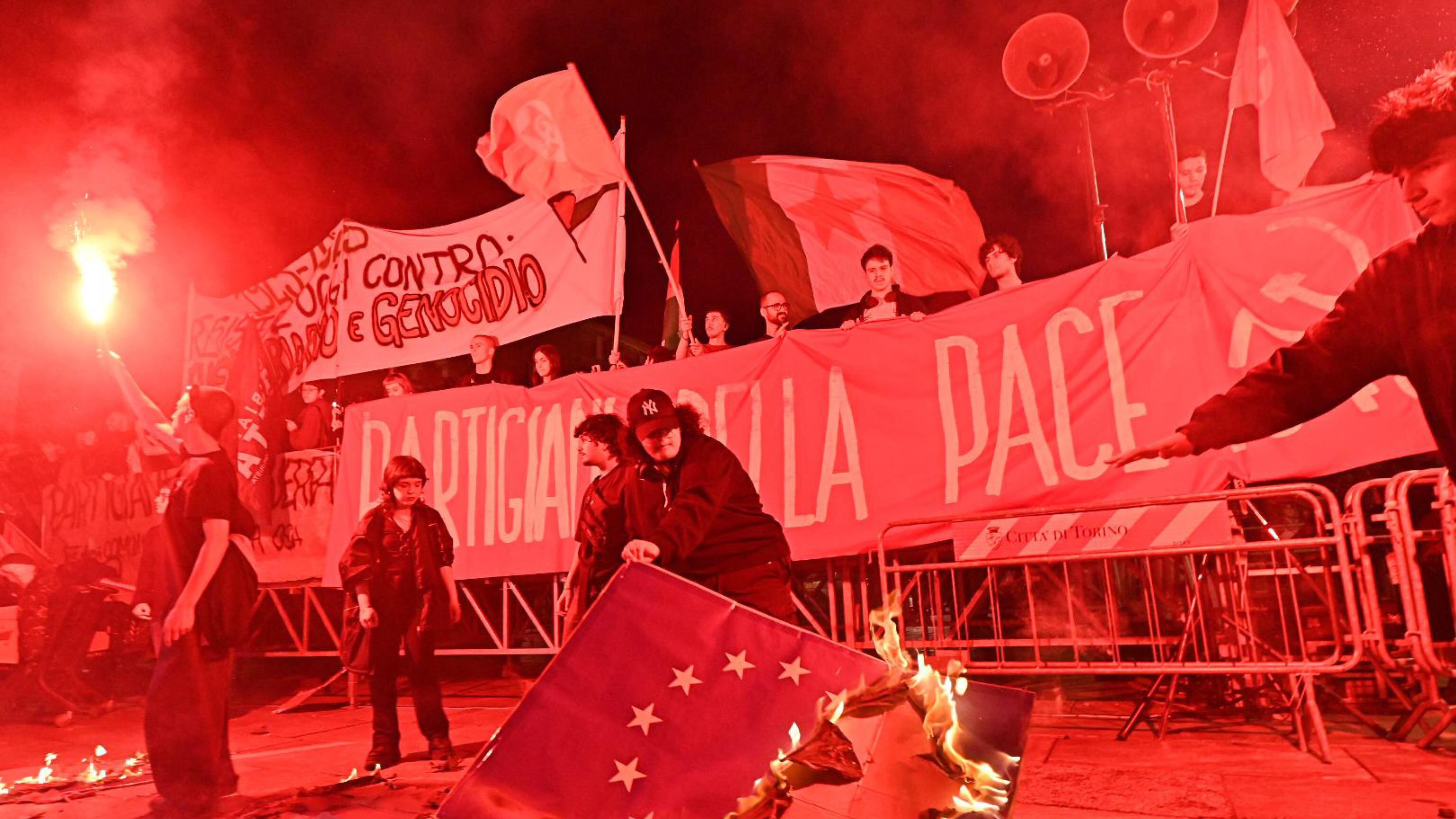 25 aprile, scontri a Torino tra antagonisti e polizia