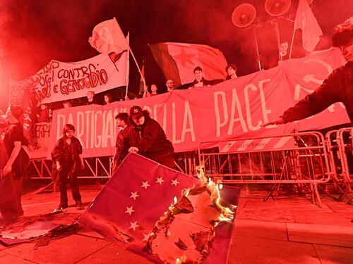 25 aprile, scontri a Torino tra antagonisti e polizia