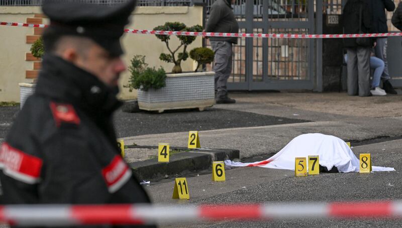 Paura a Napoli, spari in pieno giorno: muore un 48enne. Le immagini 3