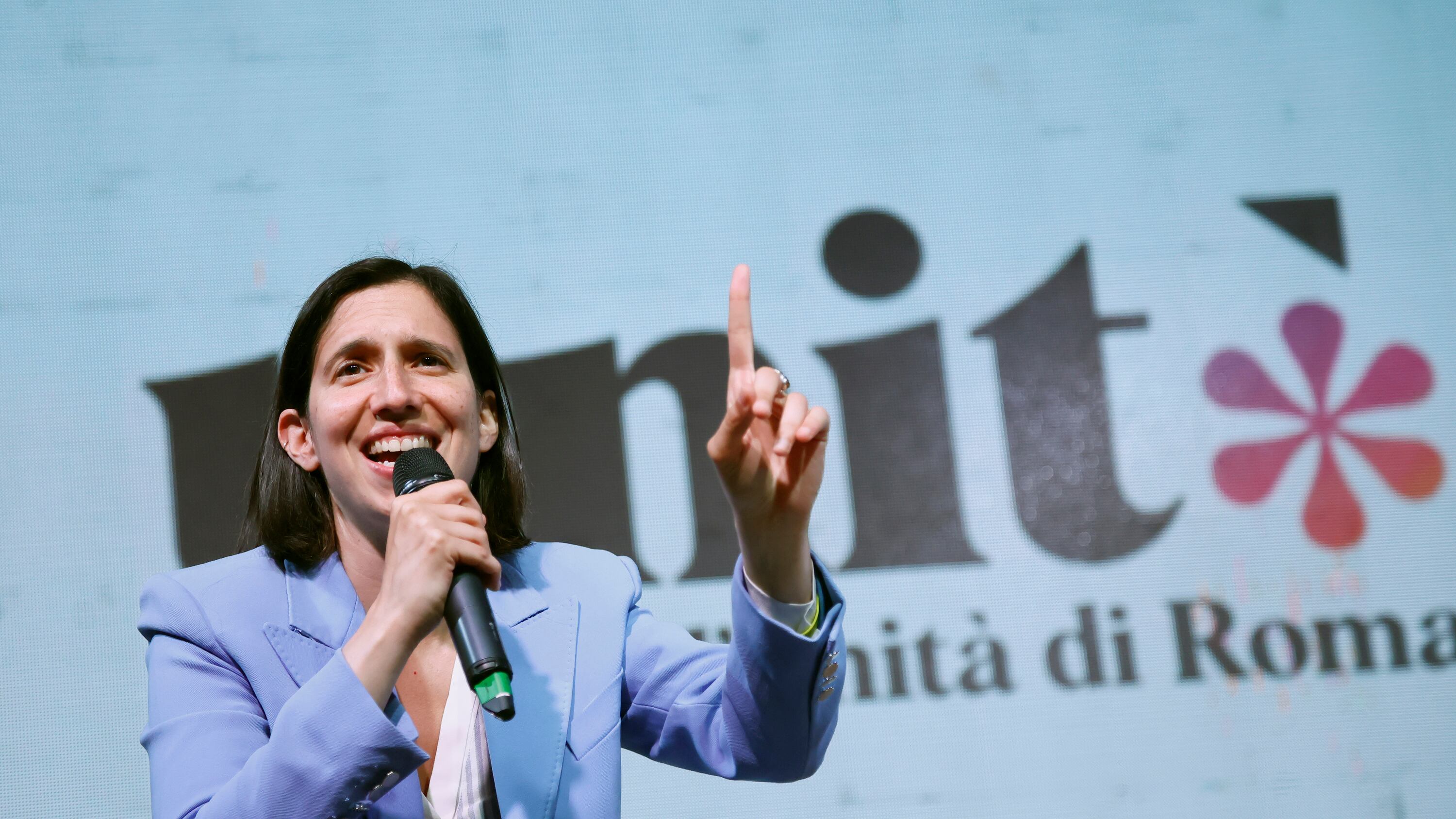 La surreale "Festa dell'Unit*": via la vocale per "l'inclusività"