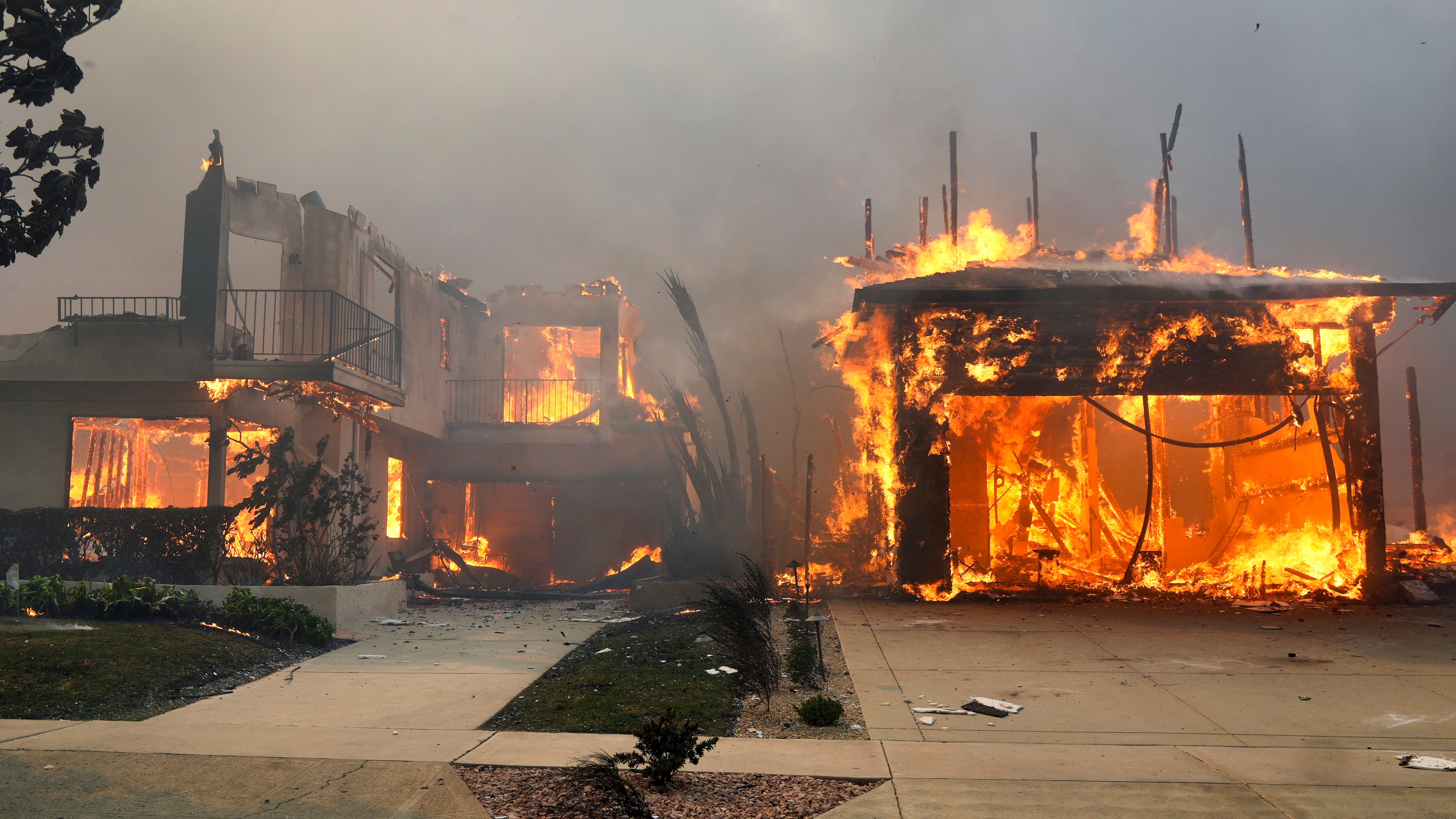 Inferno a Los Angeles. "Sta bruciando tutto"