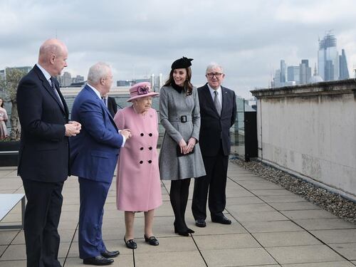 La regina Elisabetta e Kate Middleton al King’s College di Londra