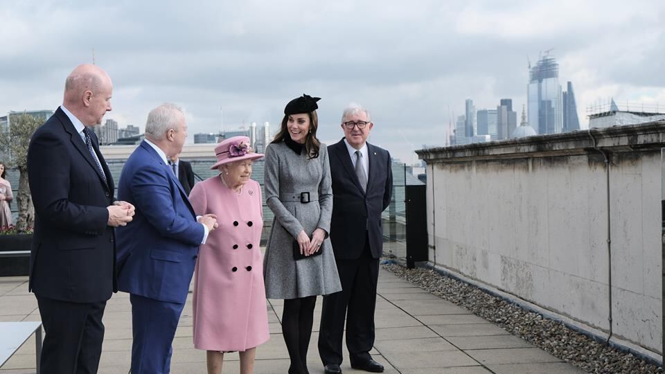 La regina Elisabetta e Kate Middleton al King’s College di Londra