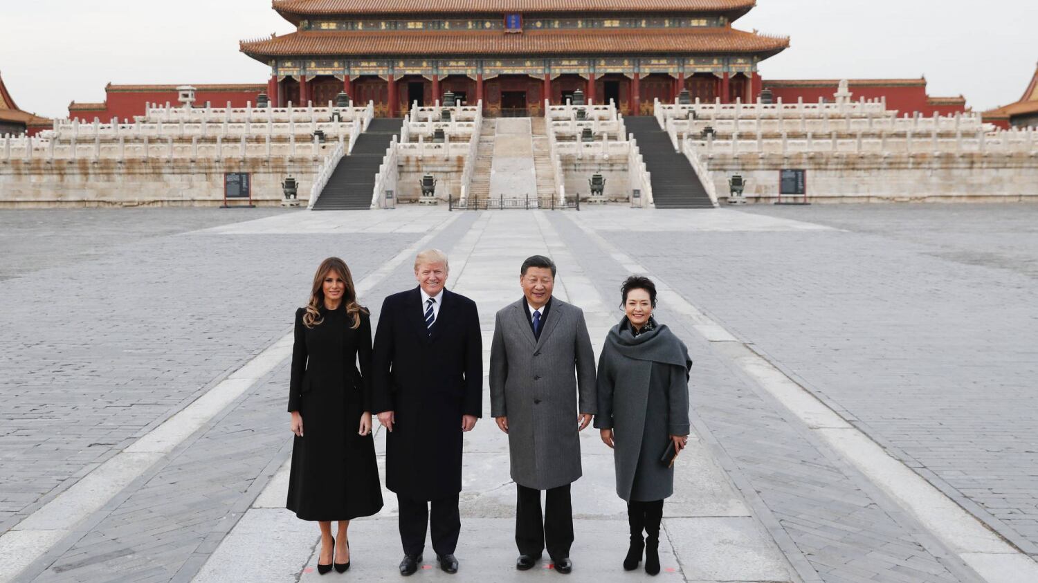 Miliardi e diplomazia. Trump sbarca in Cina accolto da imperatore