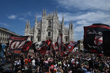 L'amore rossonero per l'ultimo saluto a Berlusconi 3