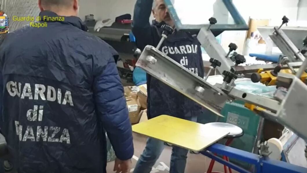 Scoperta una fabbrica del falso, scattano i sequestri