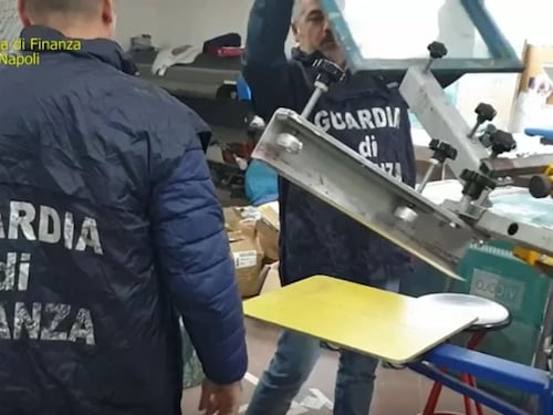 Scoperta una fabbrica del falso, scattano i sequestri