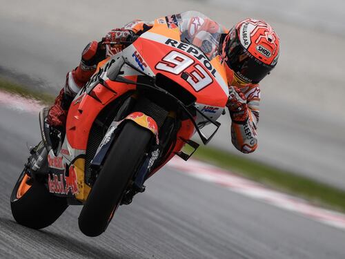 Marquez, piccole lesioni alla rotula dopo la caduta: domani sarà al via