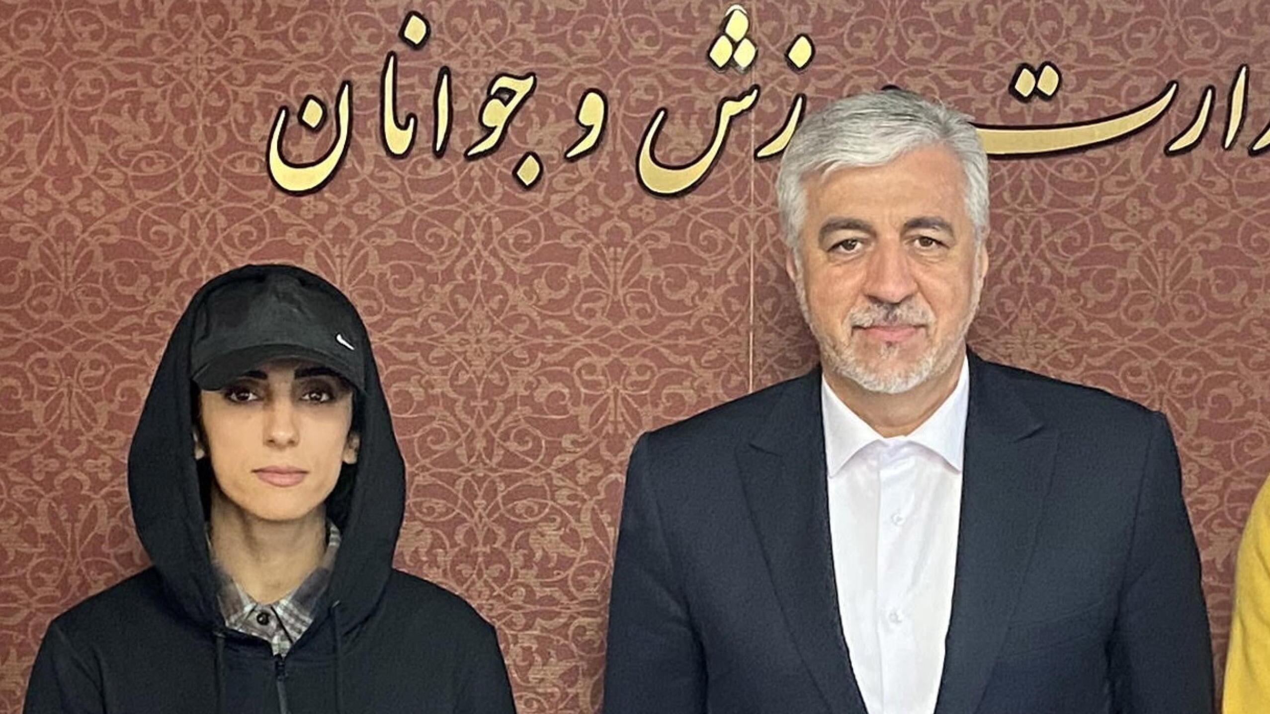 Elnaz costretta all'abiura e alla foto con il ministro. "Senza velo per sbaglio"