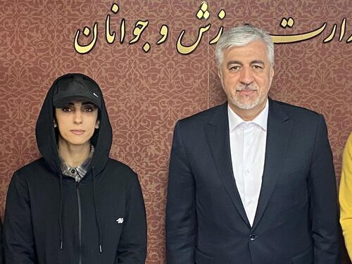 Elnaz costretta all'abiura e alla foto con il ministro. "Senza velo per sbaglio"