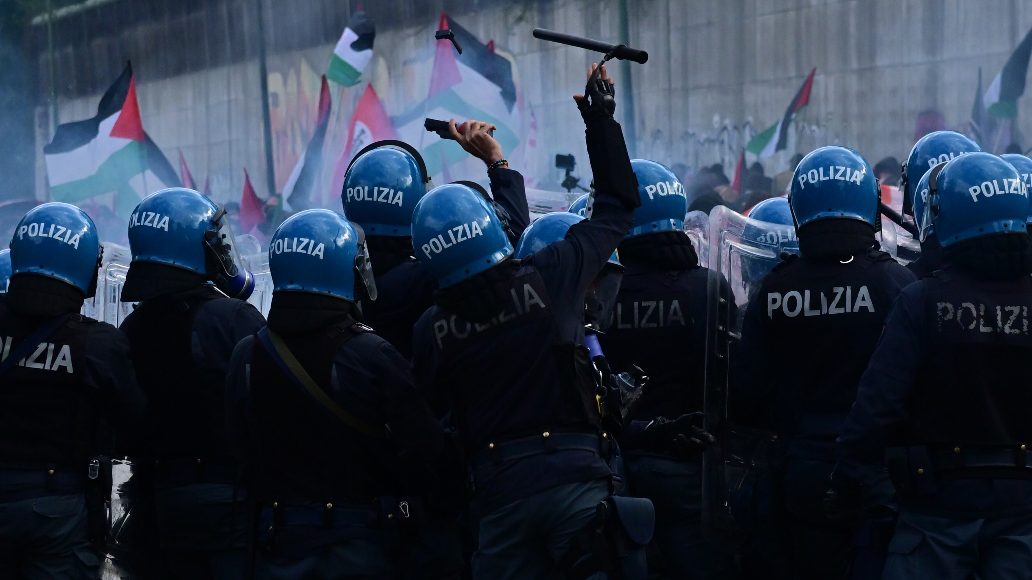 Centri sociali all'assalto, i teppisti pro Pal volevano fermare i voli. Alta tensione nelle piazze
