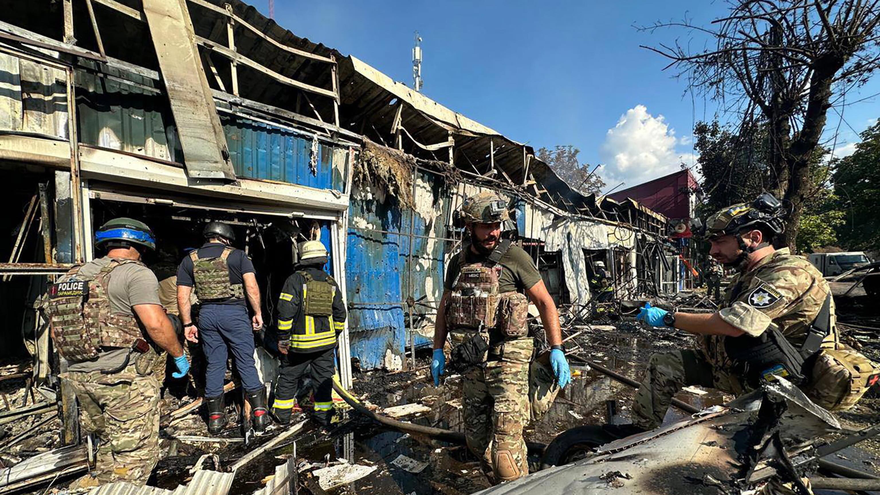 Raid russo su un mercato. Nel Donetsk è strage di civili. "Non esiste un luogo sicuro"