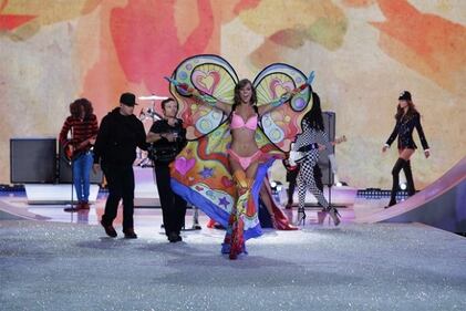 Victoria's Secret, sexy show tra due mesi: le modelle si preparano 24