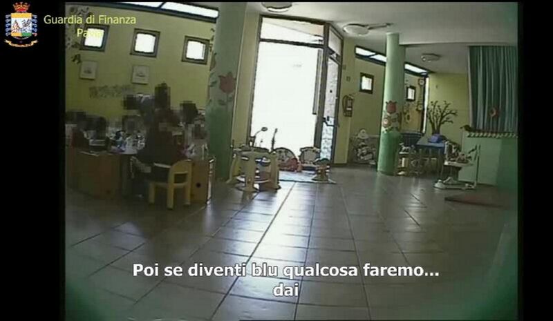 Maestra d'asilo maltrattava i bambini: le immagini delle fiamme gialle 7