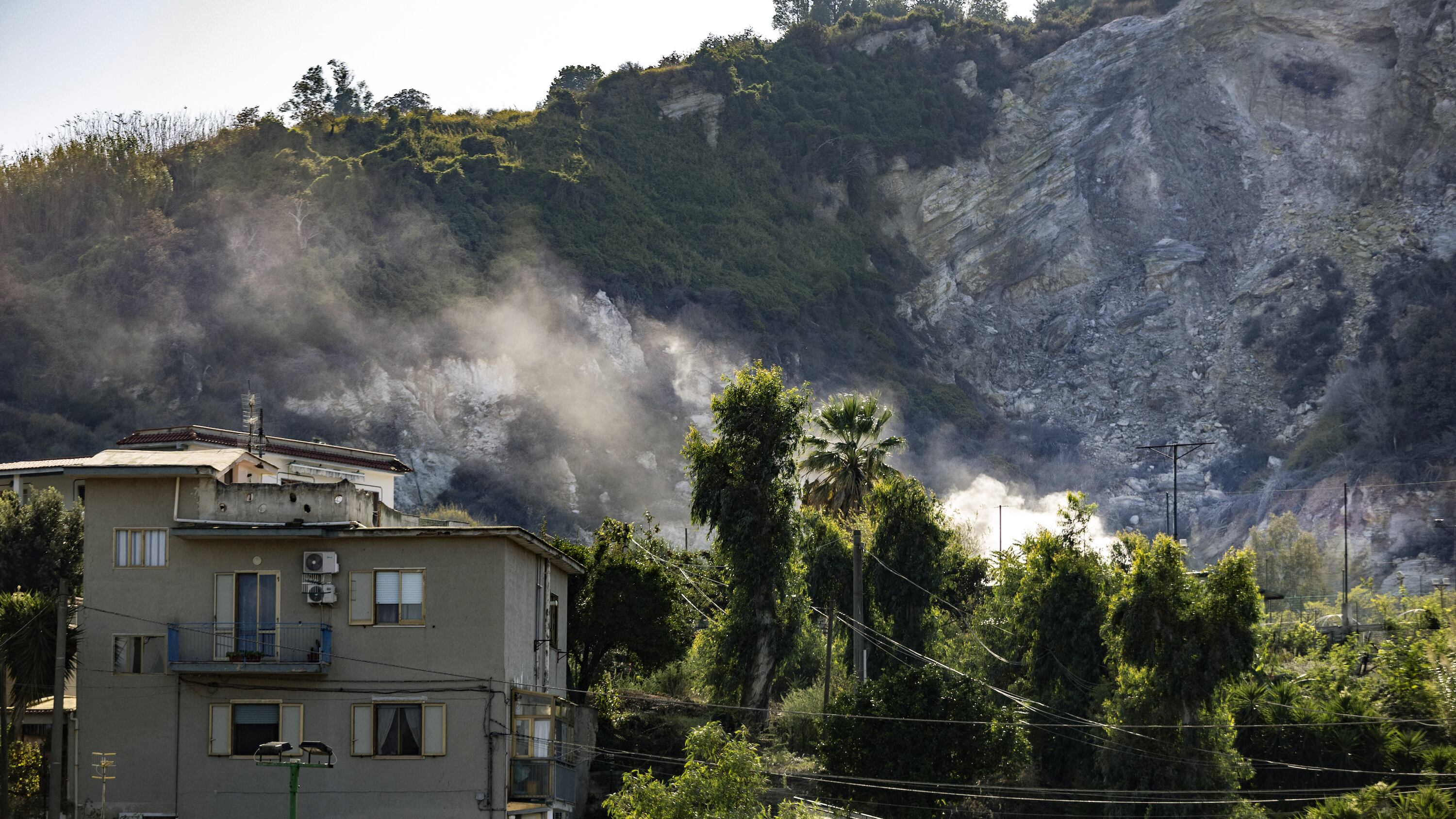 Campi Flegrei tra scosse e paura. Musumeci: "Piano straordinario"