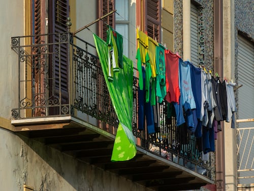 Stendere i panni sul balcone: regole, limiti e soluzioni