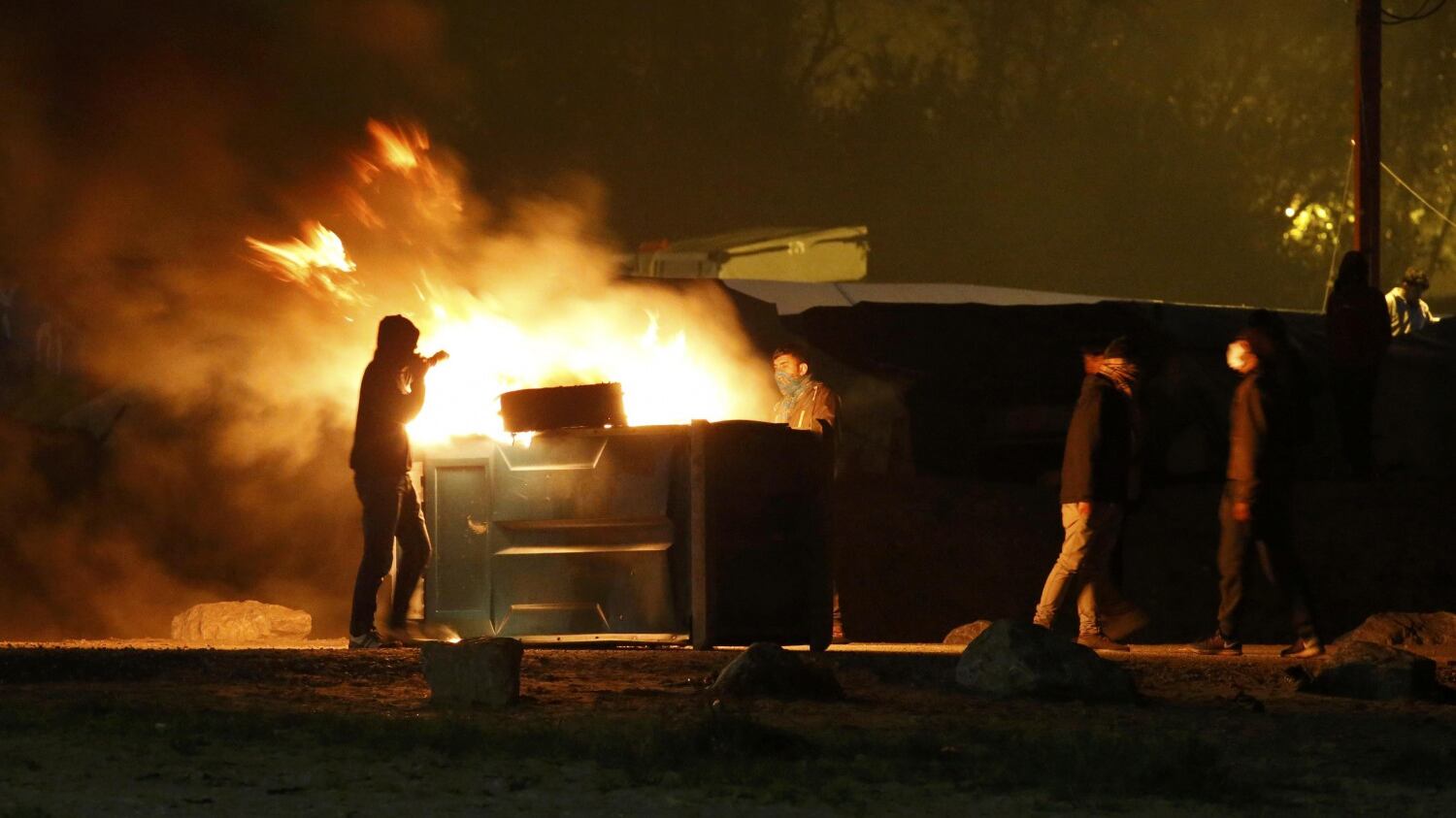 Rivolta nella giungla di Calais alla vigilia dello smantellamento