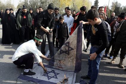 Iran, centinaia di migliaia di persone in piazza: “Vendetta” 2