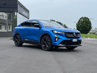 Renault Rafale plug-in: guarda la gallery del suv da 300 CV 2