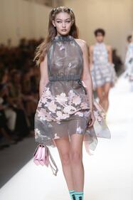 Gigi Hadid a seno nudo per Fendi 3