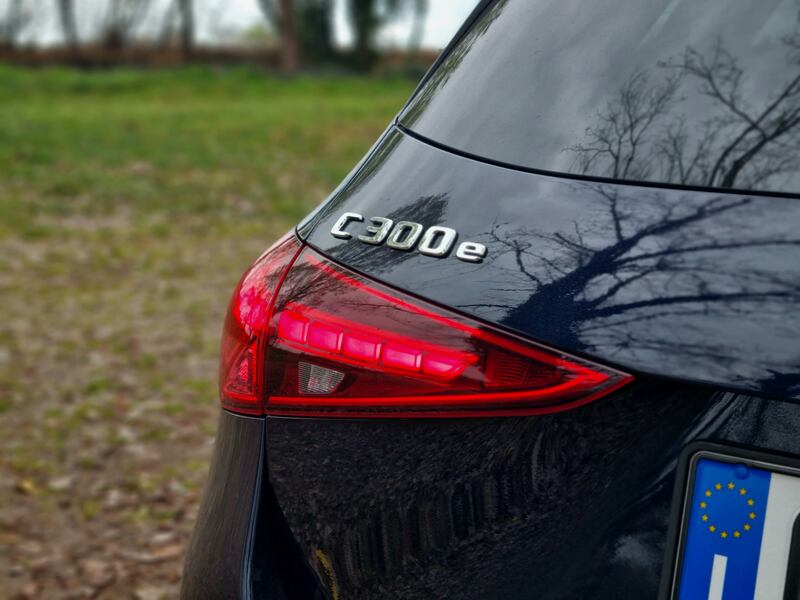 Mercedes Classe C 300e: le foto del plug-in della Stella 11
