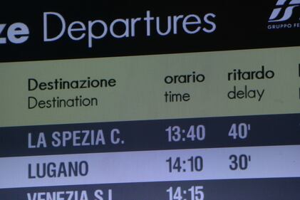 Genova, treni in ritardo dopo il crollo del ponte  15
