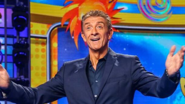Incidente a Ibiza per Ezio Greggio con la fidanzata: "Ci inseguivano i paparazzi"