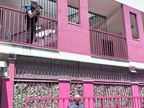 Si lancia dal balcone con la figlia di tre mesi in braccio