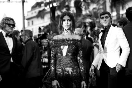 Emily Ratajkowski, l'abito di pizzo nero che incanta Cannes 15