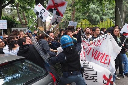 Salvini contestato a Bologna: uova e carciofi contro la polizia 11