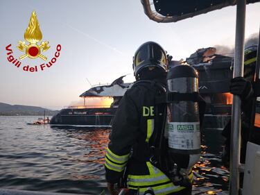 L'intervento dei vigili del fuoco sullo yacht incendiato a Olbia 2