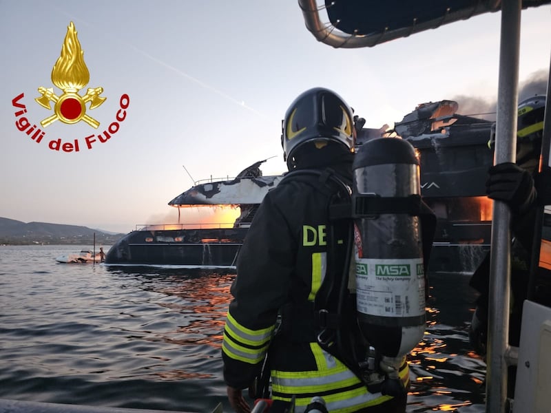 L'intervento dei vigili del fuoco sullo yacht incendiato a Olbia 2