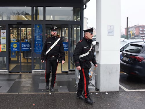 Agguato nel parcheggio: accoltellata dal marito