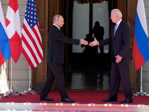 Dialogo e segnali di disgelo Usa-Russia: cosa rivela il maxi scambio di prigionieri
