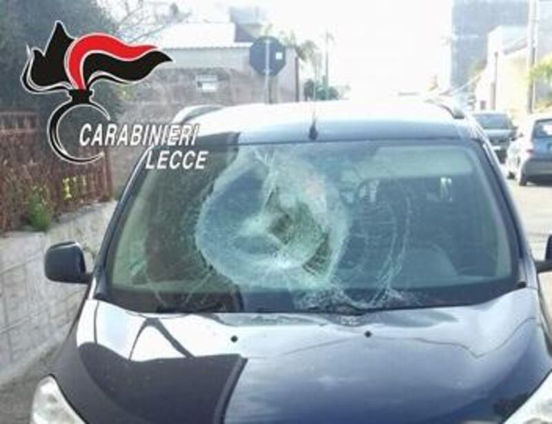 Lecce, marito violento lancia bombola del gas sull'auto della moglie 2