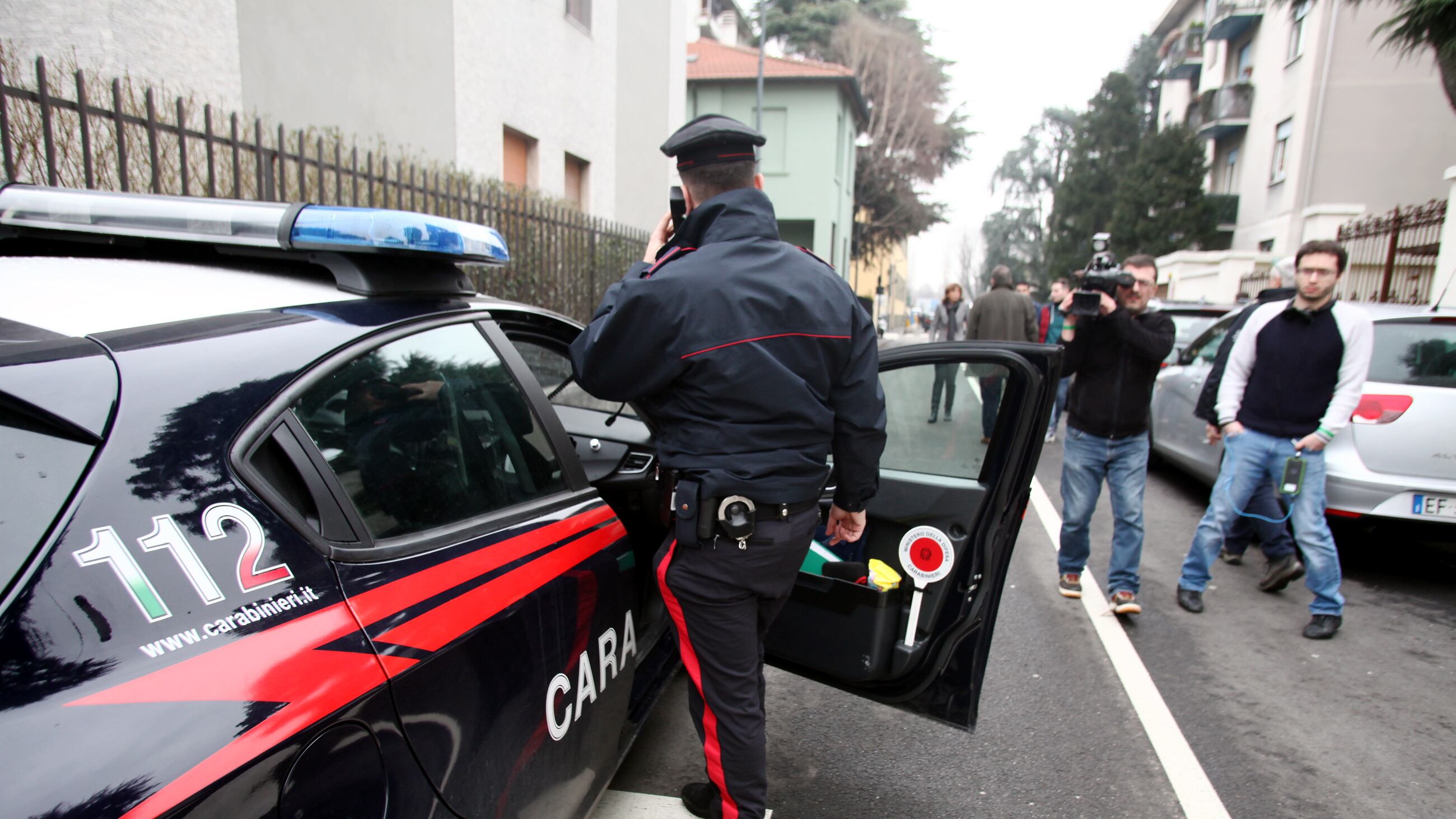 Sei assalti in un'ora: è caccia alla banda dei rapinatori stranieri